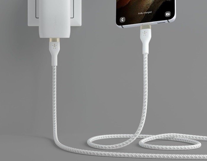 Устройство Belkin BoostCharge Pro Flex для зарядки iPhone.