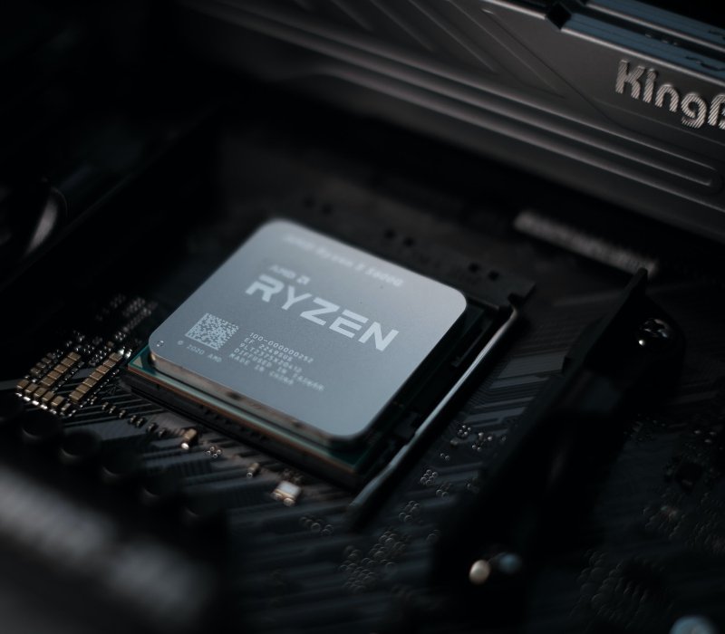 Крупный план процессора AMD Ryzen 5600G на материнской плате