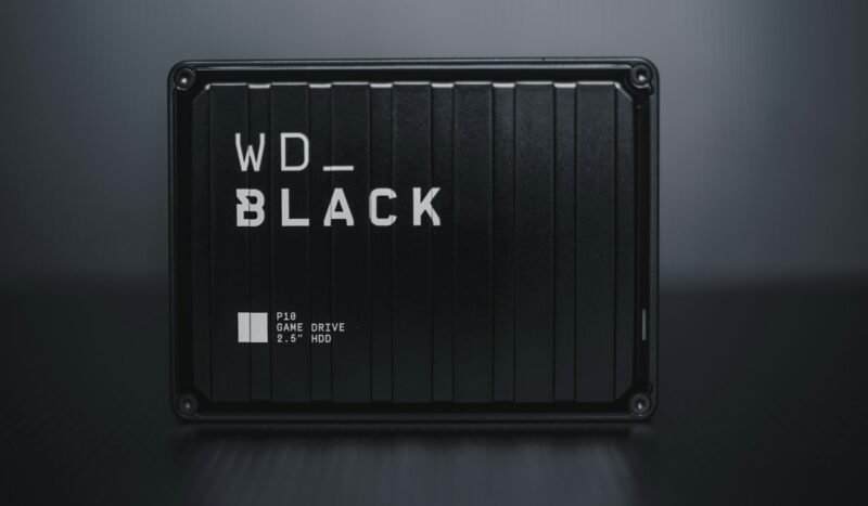 WD Black P10 Game Drive 2 ТБ Черный внешний жесткий диск на черном фоне