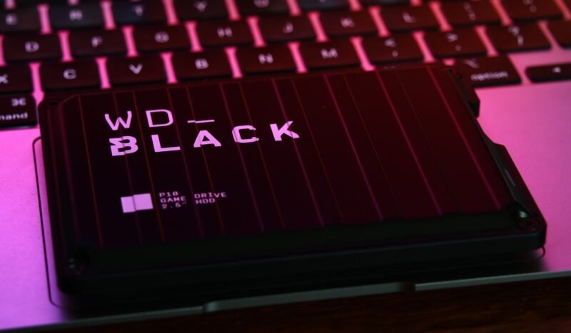 WD Black P10 Game Drive 2TB Черный внешний жесткий диск на ноутбуке с розовой подсветкой