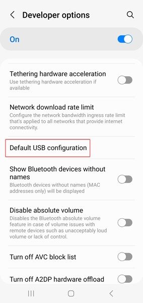 Нажмите на опцию «Конфигурация USB по умолчанию» на телефоне Android.
