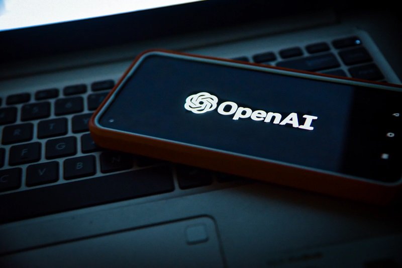 Телефон с названием OpenAI, программного обеспечения, лежащего в основе ChatGPT.