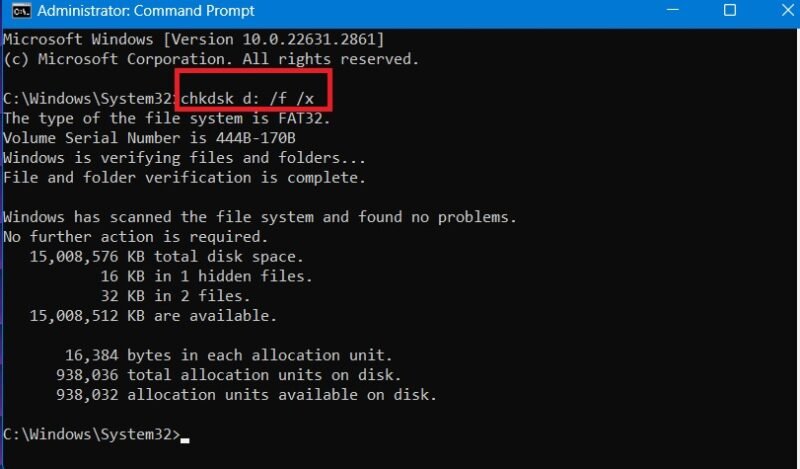 Сканирование Chkdsk USB-накопителя с буквой D в командной строке Windows.