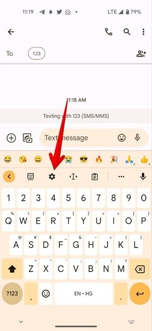 Панель инструментов со значком настроек Gboard