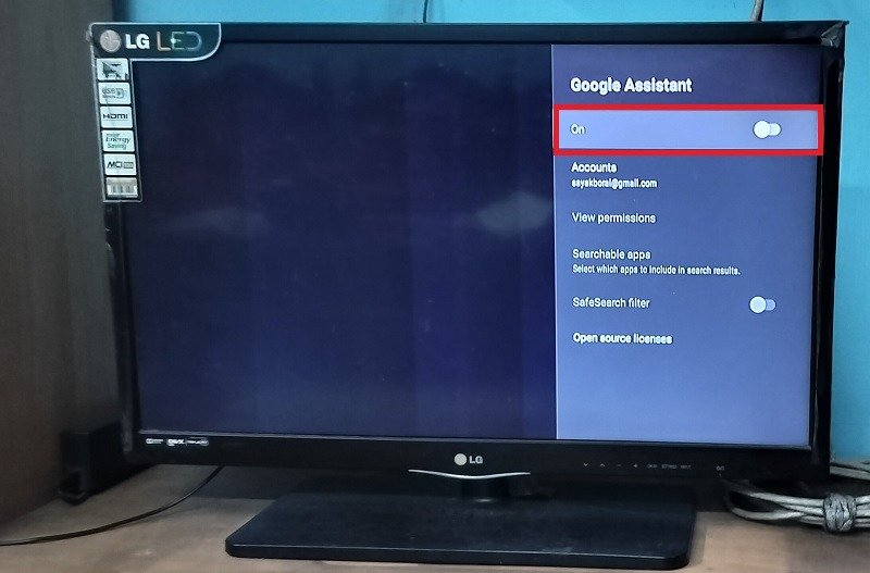 Google Assistant показан выключенным на Android TV.