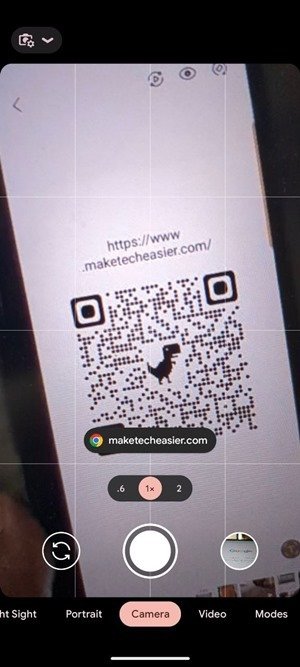 Сканирование QR-кода с помощью Lens через приложение «Камера».