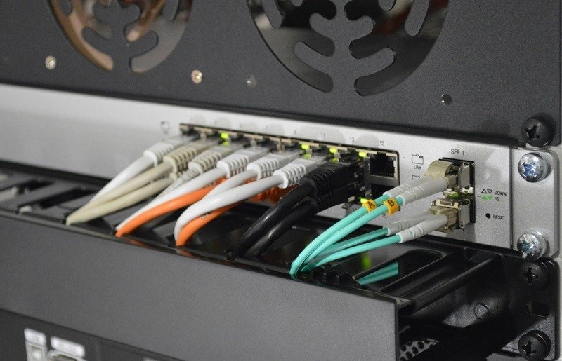 Как выглядит коммутатор Ethernet? Система коммутатора Ethernet 5G с кабелями.