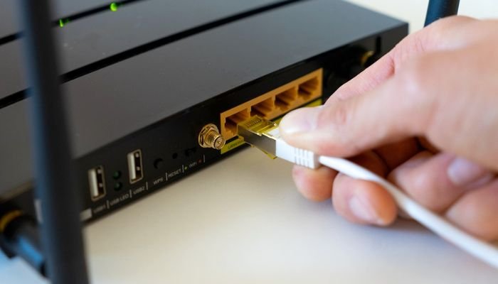 Вставка кабеля Ethernet в маршрутизатор.