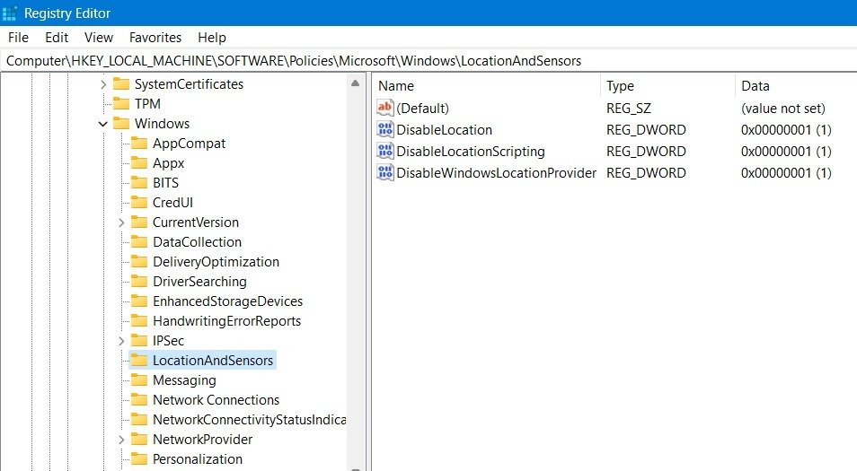 Ключ «Местоположения и датчики» в редакторе реестра Windows.