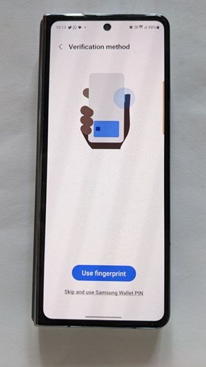 Использование опции «Отпечаток пальца» в приложении Samsung Wallet в качестве метода проверки.