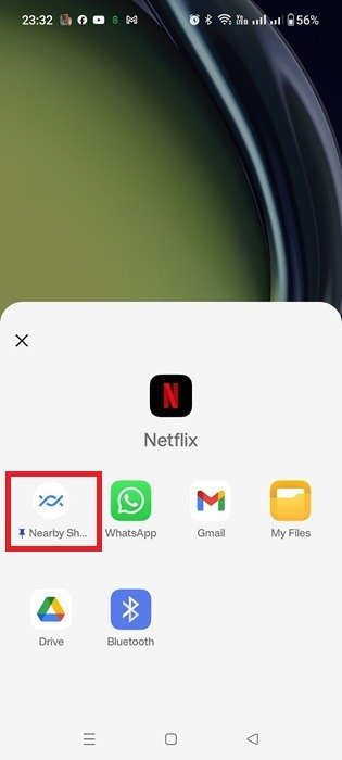 Делитесь приложением Netflix с помощью Nearby Share, а также других видимых опций, таких как Gmail, WhatsApp и Drive.
