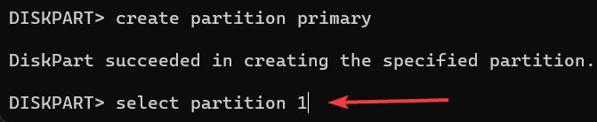 Выбор созданного раздела на USB-накопителе с помощью командной строки.