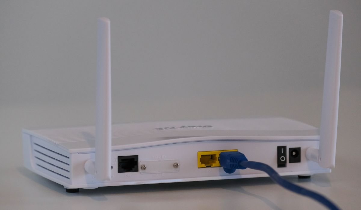 Маршрутизатор Wi-Fi, подключенный к кабелю Ethernet