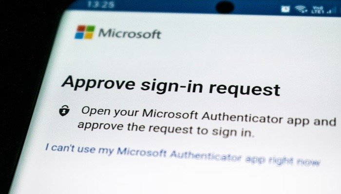 Запрос на утверждение запроса на вход через приложение Microsoft Authenticator.