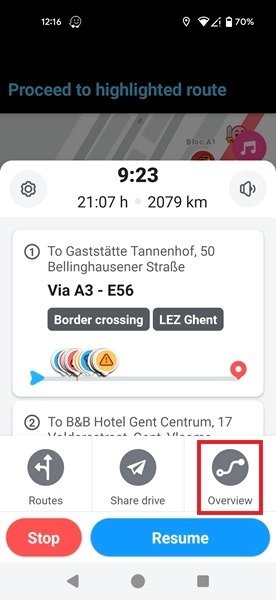 Проверка маршрута в приложении Waze с видимой остановкой и опцией «Обзор».