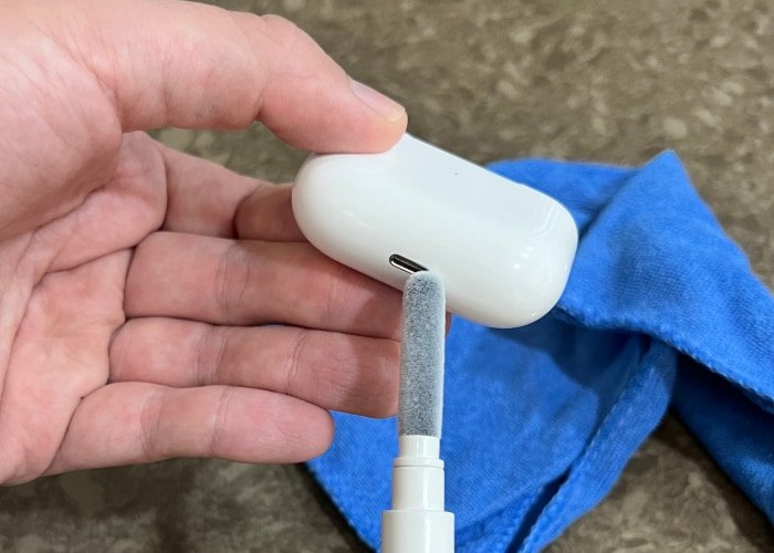 Очистка разъема корпуса Airpods