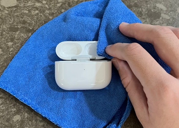 Протирка чехла Airpods