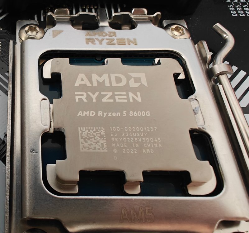 AMD Ryzen 5 8600g в материнской плате