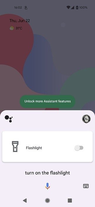Переключатель фонарика виден через Google Assistant.