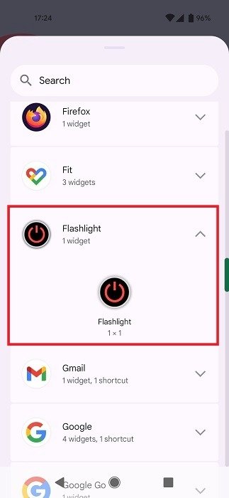 Выбор виджета «Фонарик» из списка виджетов на Android.