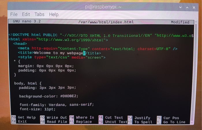 Вы можете редактировать HTML-страницу по умолчанию в текстовом редакторе Raspbian Nano.