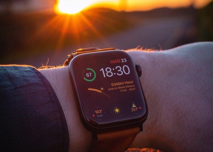 Мужчина в Apple Watch на закате.