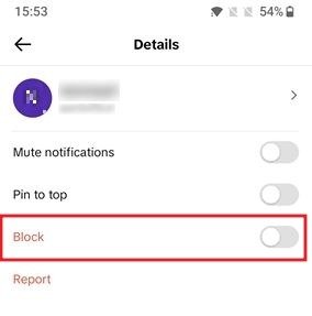 Блокировка кого-либо в личных сообщениях в приложении TikTok.