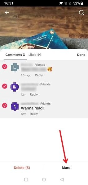 Нажмите «Еще» в разделе комментариев приложения TikTok после выбора комментариев.