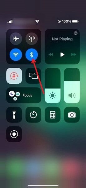 Включение переключателя Bluetooth на iPhone.