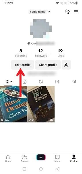 Нажатие кнопки «Редактировать профиль» на странице профиля в приложении TikTok.