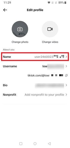 Нажатие на имя на экране редактирования профиля TikTok на мобильном телефоне.