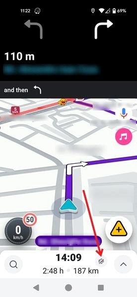 Нажатие на значок отключения звука на экране навигации приложения Waze.