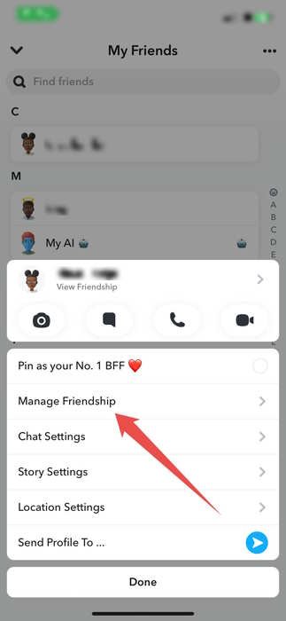 Выбор «Управление дружбой» во всплывающем меню внизу приложения Snapchat.