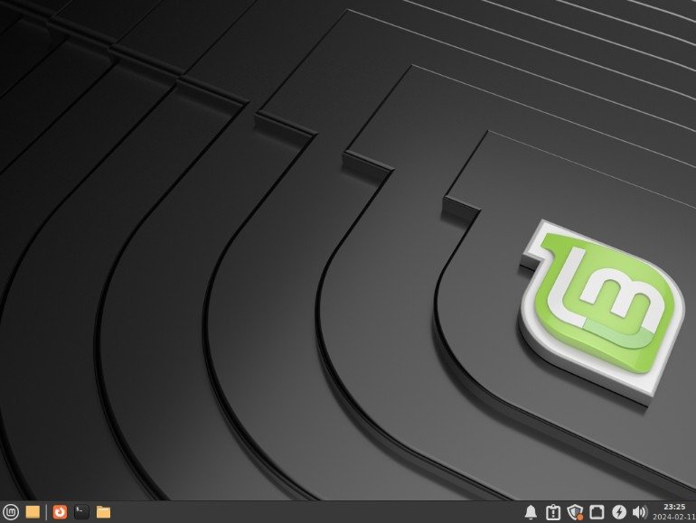 Снимок экрана, показывающий рабочий стол XFCE по умолчанию в Linux Mint.