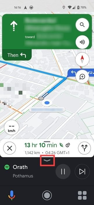 Панель Spotify в Картах Google для Android с возможностью свертывания.