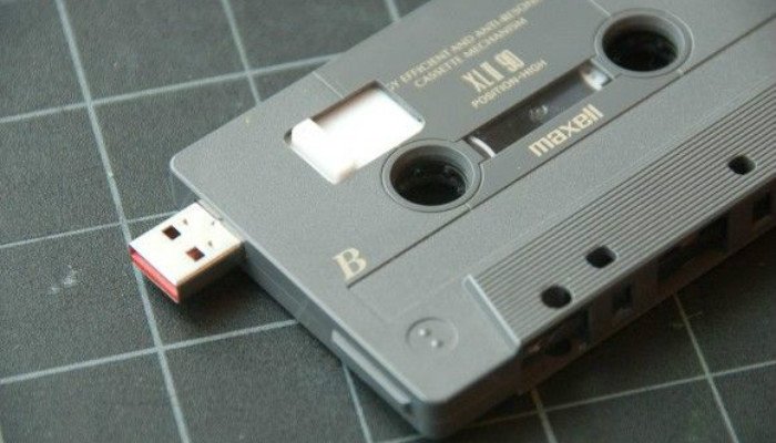 круто-использует-USB-накопитель-микстейп