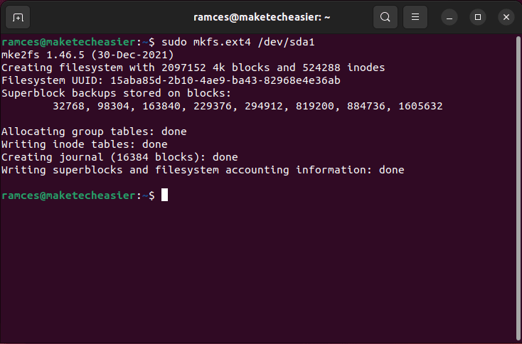 Терминал, показывающий выходные данные программы mkfs.ext4.