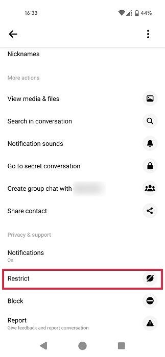 Выбор опции «Ограничить» в приложении Messenger для Android.