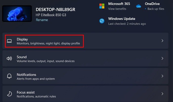 Доступ к настройкам «Экран» в Windows 11.