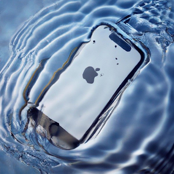 Iphone Лежит Бассейн с Водой