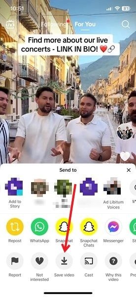 Выбор опции «Сохранить видео» в приложении TikTok.