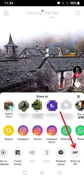 Выбор опции «Поделиться как GIF» в приложении TikTok.