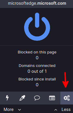 Интерфейс uBlock Origin со стрелкой, указывающей на кнопку доступа в меню настроек.