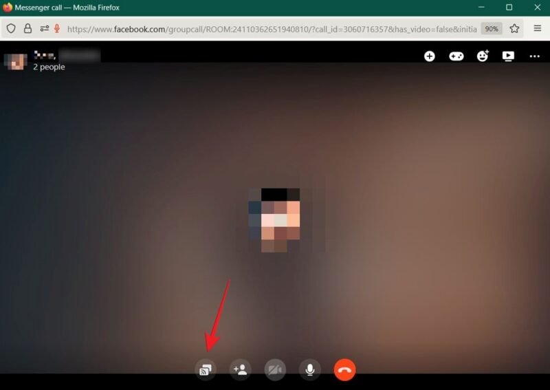 Нажатие кнопки «Поделиться экраном» во время вызова Facebook на ПК.