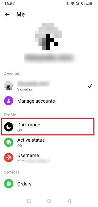 Выбор опции «Темный режим» в приложении Messenger для Android.