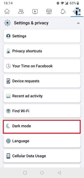 Нажатие на опцию «Темный режим» в приложении Facebook для Android.