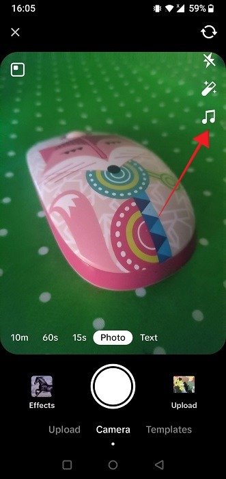 Нажатие на значок музыкальной ноты в приложении TikTok.