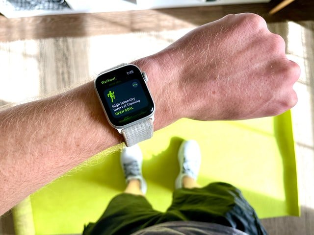 Тренировка Fitbit и Apple Watch Apple