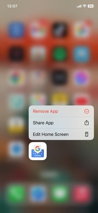 Нажатие на опцию «Удалить приложение» после длительного нажатия на приложение Gboard на iOS.