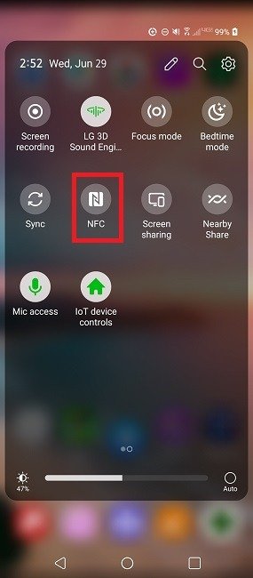 Включите NFC в панели уведомлений вашего устройства.